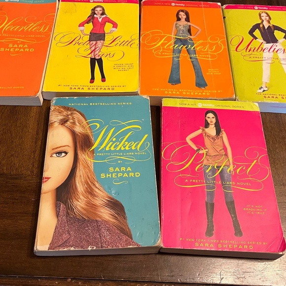 Pretty Little Liars books 1-5 & 7 - Picture 2 of 4